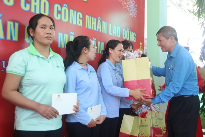 Phó Thủ tướng thăm, tặng quà cho công nhân, NLĐ khó khăn tỉnh Ninh Thuận