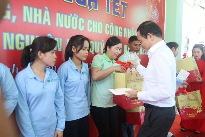Phó Thủ tướng thăm, tặng quà cho công nhân, NLĐ khó khăn tỉnh Ninh Thuận