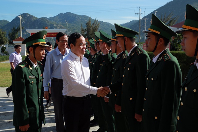 Phó Thủ tướng thăm, tặng quà cho công nhân, NLĐ khó khăn tỉnh Ninh Thuận