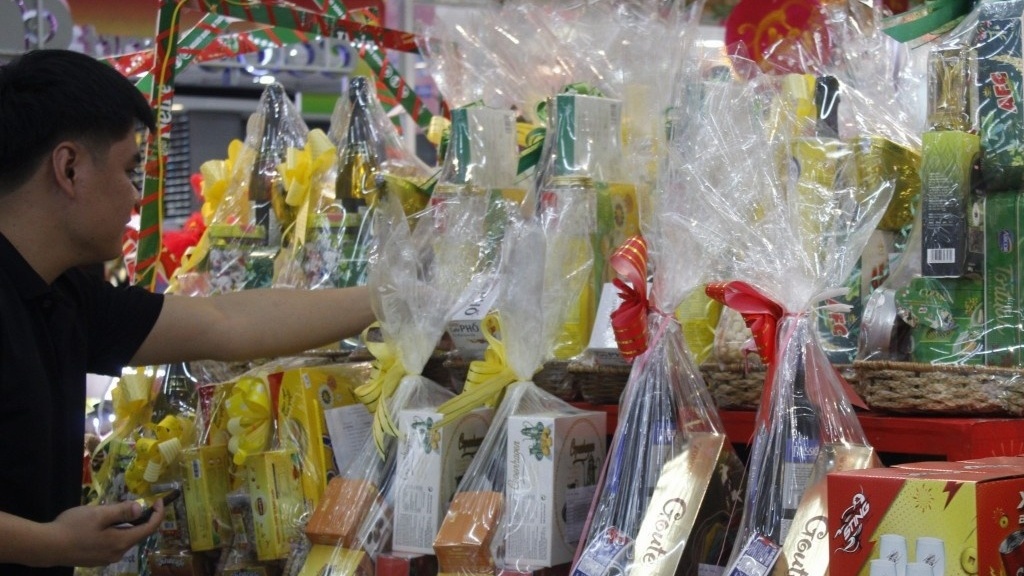 TP.HCM: Thị trường hàng Tết bắt đầu nóng nhờ giảm giá sâu