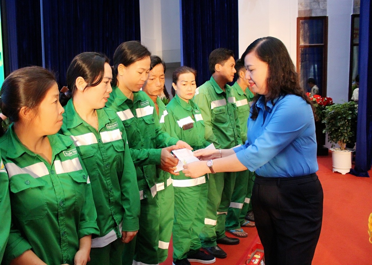 Cà Mau: Chợ Tết Công đoàn 2023 ấm áp yêu thương Cà Mau: Chợ Tết Công đoàn 2023 ấm áp yêu thương