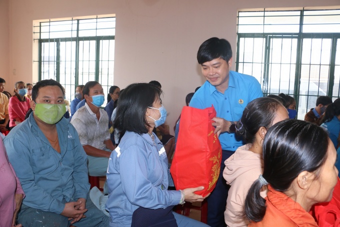 Công đoàn Khánh Hòa chăm lo Tết cho công nhân lao động khó khăn