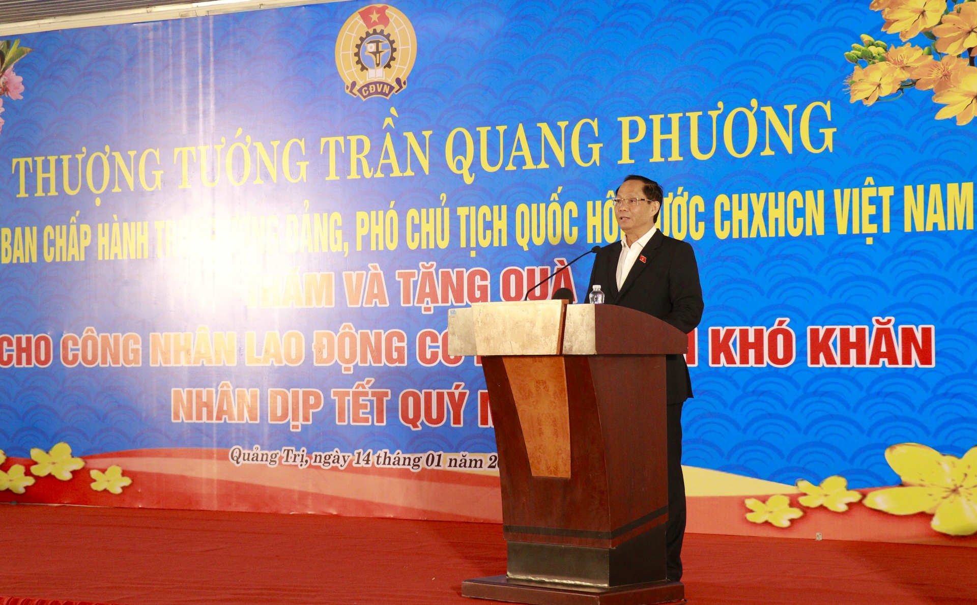 Phó chủ tịch Quốc hội và Phó chủ tịch Tổng LĐLĐ Việt Nam tặng quà Tết cho công nhân Phó chủ tịch Quốc hội và Phó chủ tịch Tổng LĐLĐ Việt Nam tặng quà Tết cho công nhân