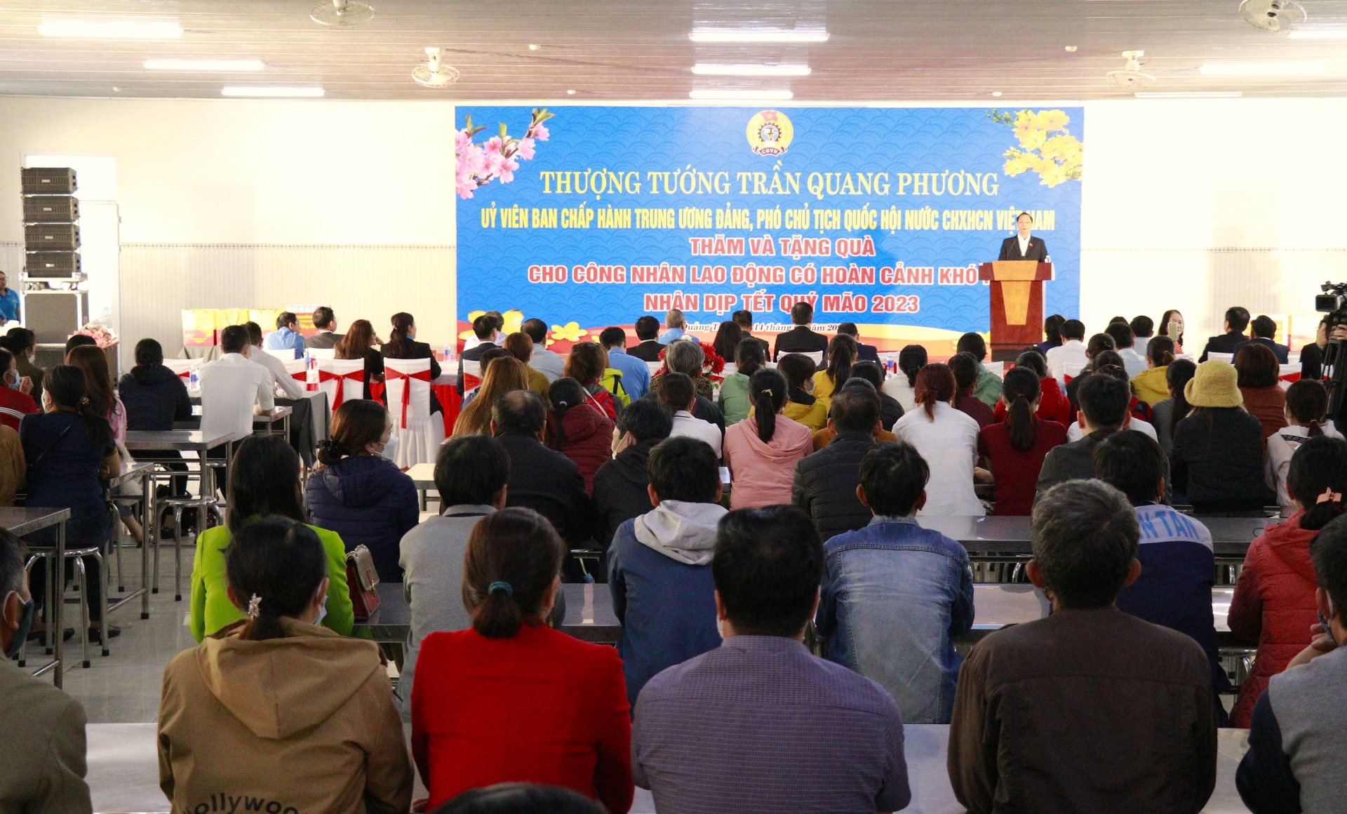 Phó chủ tịch Quốc hội và Phó chủ tịch Tổng LĐLĐ Việt Nam tặng quà Tết cho công nhân Phó chủ tịch Quốc hội và Phó chủ tịch Tổng LĐLĐ Việt Nam tặng quà Tết cho công nhân