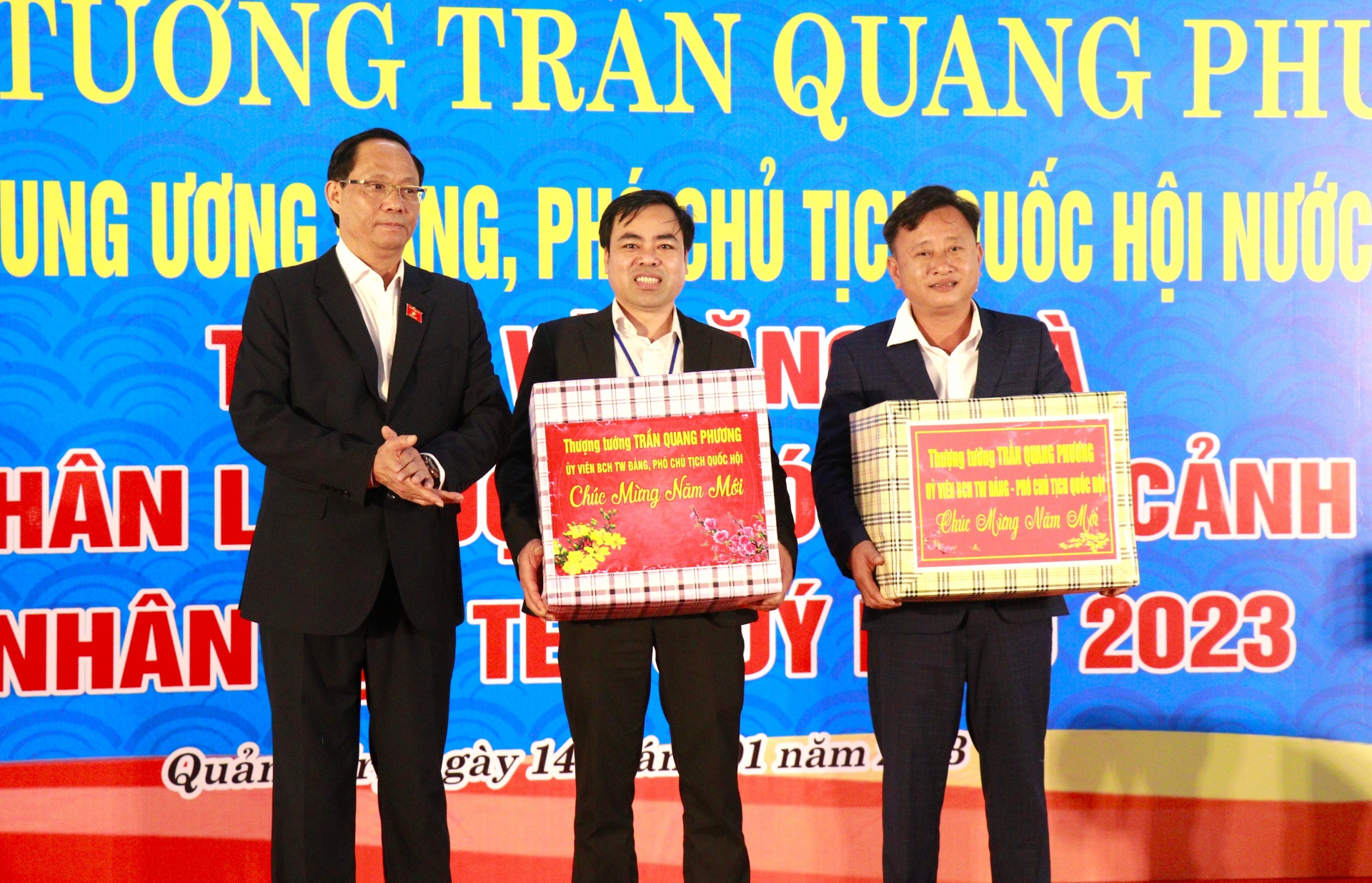 Phó chủ tịch Quốc hội và Phó chủ tịch Tổng LĐLĐ Việt Nam tặng quà Tết cho công nhân Phó chủ tịch Quốc hội và Phó chủ tịch Tổng LĐLĐ Việt Nam tặng quà Tết cho công nhân