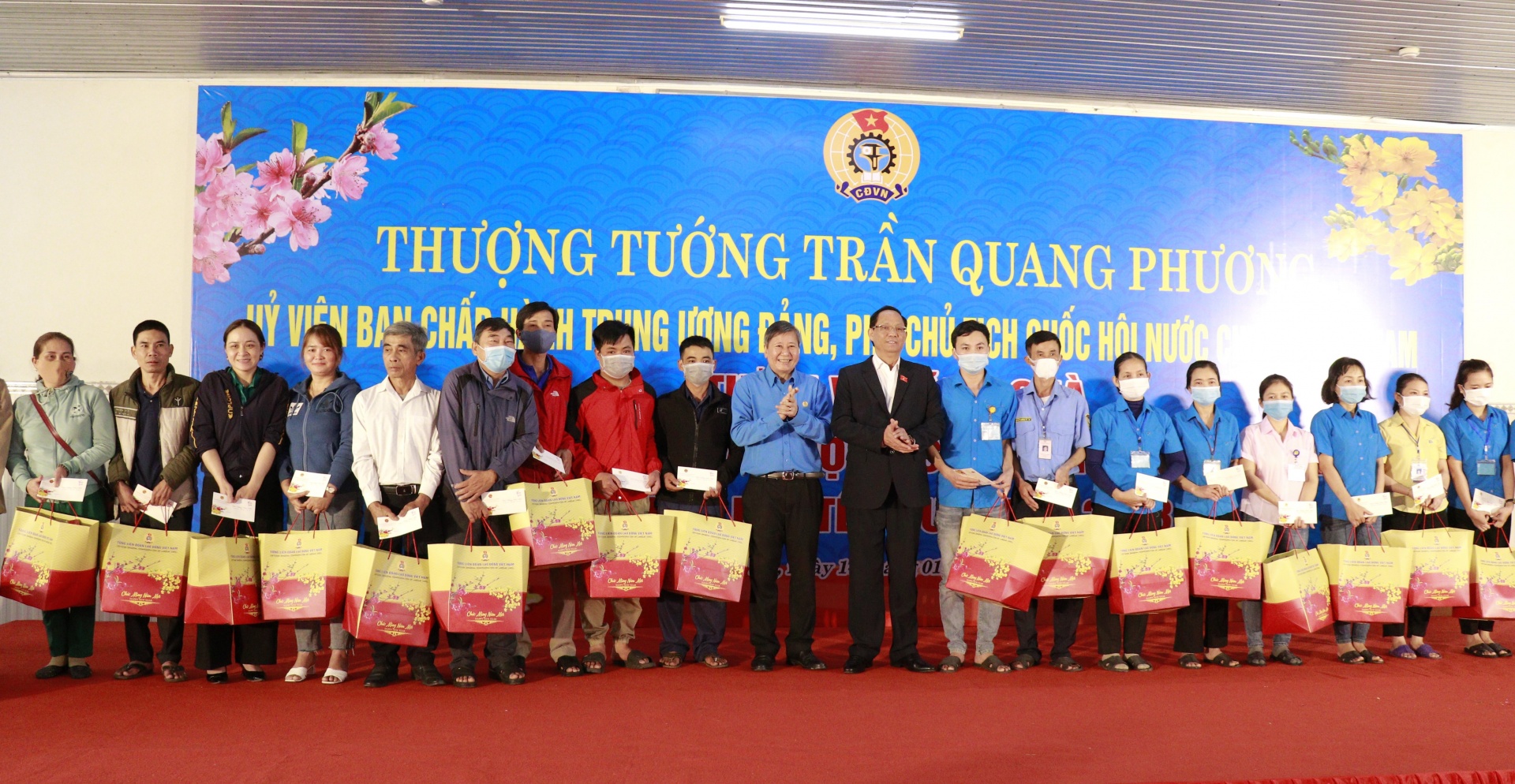 Phó chủ tịch Quốc hội và Phó chủ tịch Tổng LĐLĐ Việt Nam tặng quà Tết cho công nhân Phó chủ tịch Quốc hội và Phó chủ tịch Tổng LĐLĐ Việt Nam tặng quà Tết cho công nhân