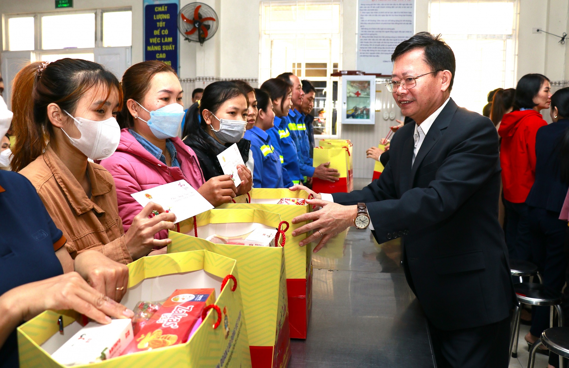 Phó chủ tịch Quốc hội và Phó chủ tịch Tổng LĐLĐ Việt Nam tặng quà Tết cho công nhân Phó chủ tịch Quốc hội và Phó chủ tịch Tổng LĐLĐ Việt Nam tặng quà Tết cho công nhân