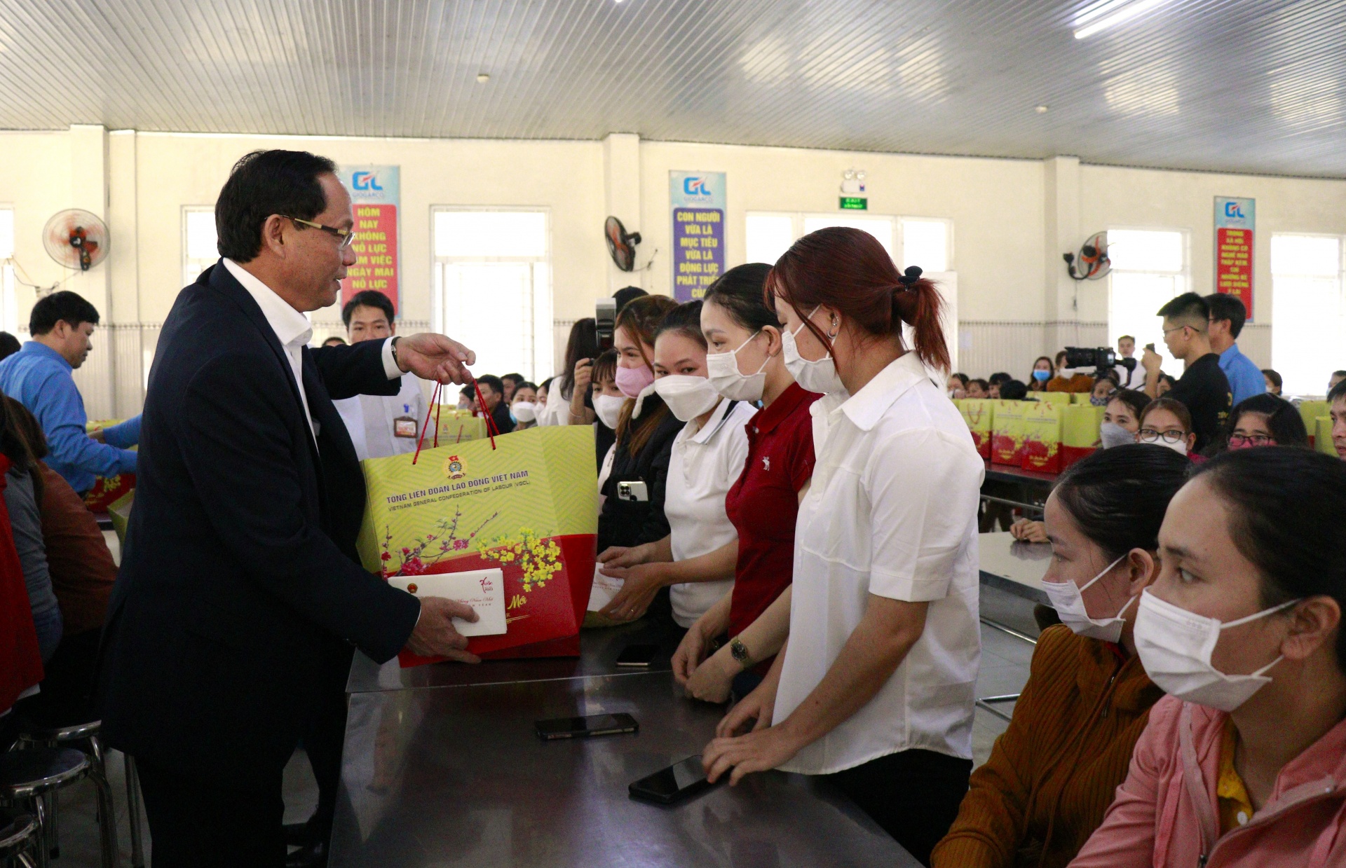 Phó chủ tịch Quốc hội và Phó chủ tịch Tổng LĐLĐ Việt Nam tặng quà Tết cho công nhân Phó chủ tịch Quốc hội và Phó chủ tịch Tổng LĐLĐ Việt Nam tặng quà Tết cho công nhân