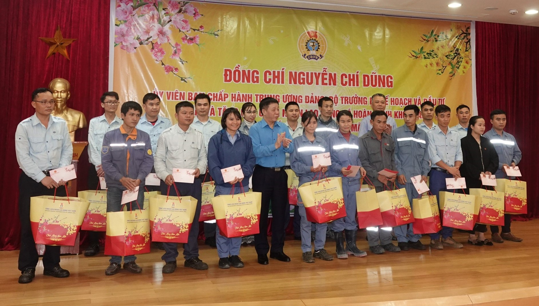 Bộ trưởng Bộ Kế hoạch và Đầu tư trao quà Tết cho công nhân lao động khó khăn ở Hà Tĩnh