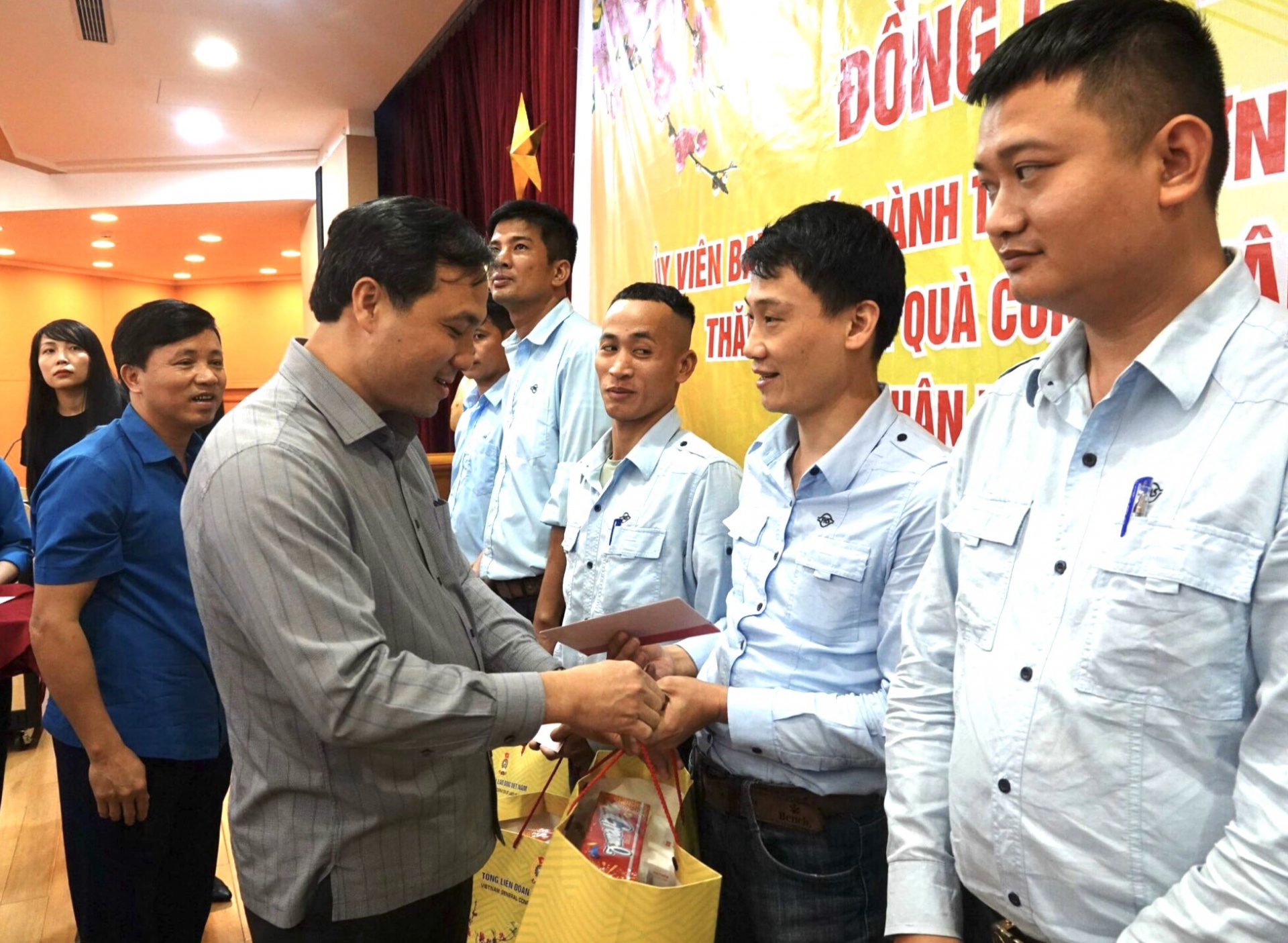 Bộ trưởng Bộ Kế hoạch và Đầu tư trao quà Tết cho công nhân lao động khó khăn ở Hà Tĩnh