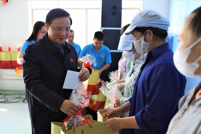 Phó chủ tịch Quốc hội Nguyễn Khắc Định trao quà cho công nhân Bình Thuận