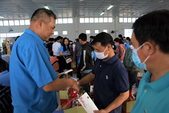 Phó chủ tịch Quốc hội Nguyễn Khắc Định trao quà cho công nhân Bình Thuận