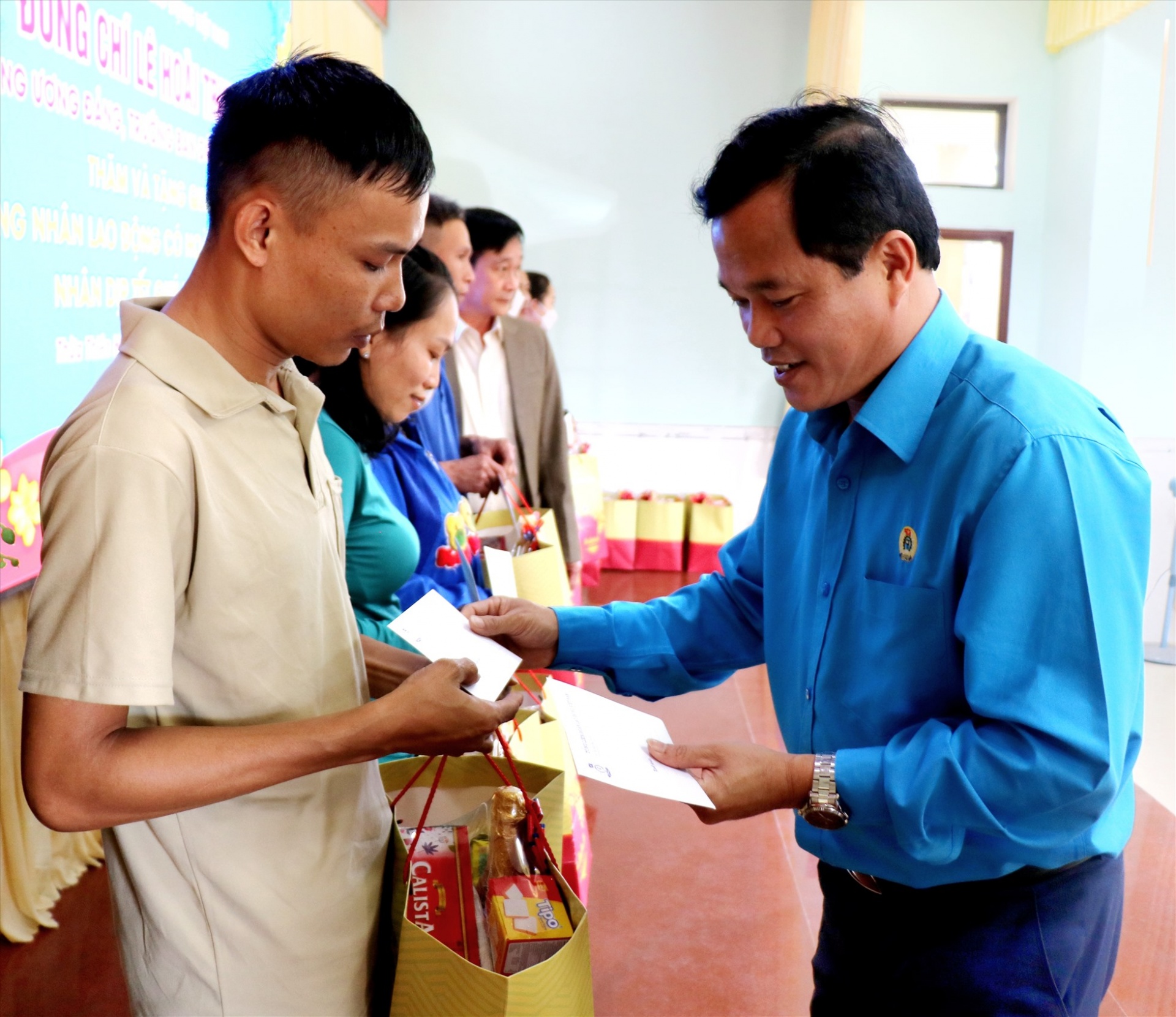 Trưởng ban Đối ngoại Trung ương Lê Hoài Trung thăm, tặng quà Tết cho công nhân lao động
