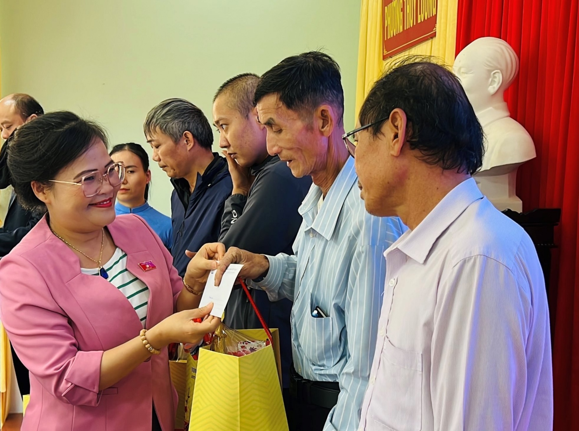 Trưởng ban Đối ngoại Trung ương Lê Hoài Trung thăm, tặng quà Tết cho công nhân lao động