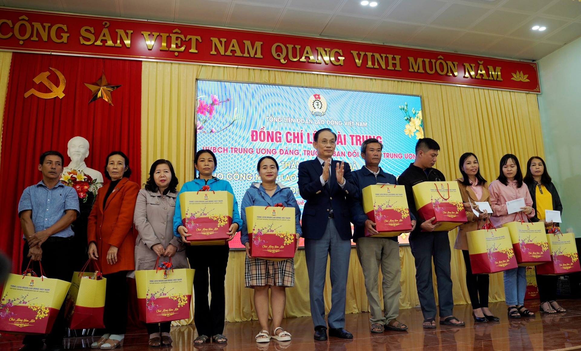 Trưởng ban Đối ngoại Trung ương Lê Hoài Trung thăm, tặng quà Tết cho công nhân lao động
