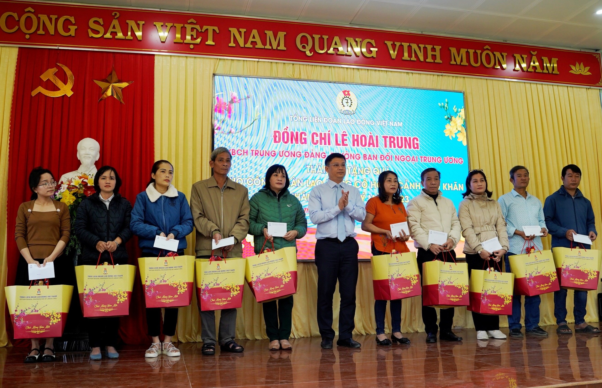 Trưởng ban Đối ngoại Trung ương Lê Hoài Trung thăm, tặng quà Tết cho công nhân lao động