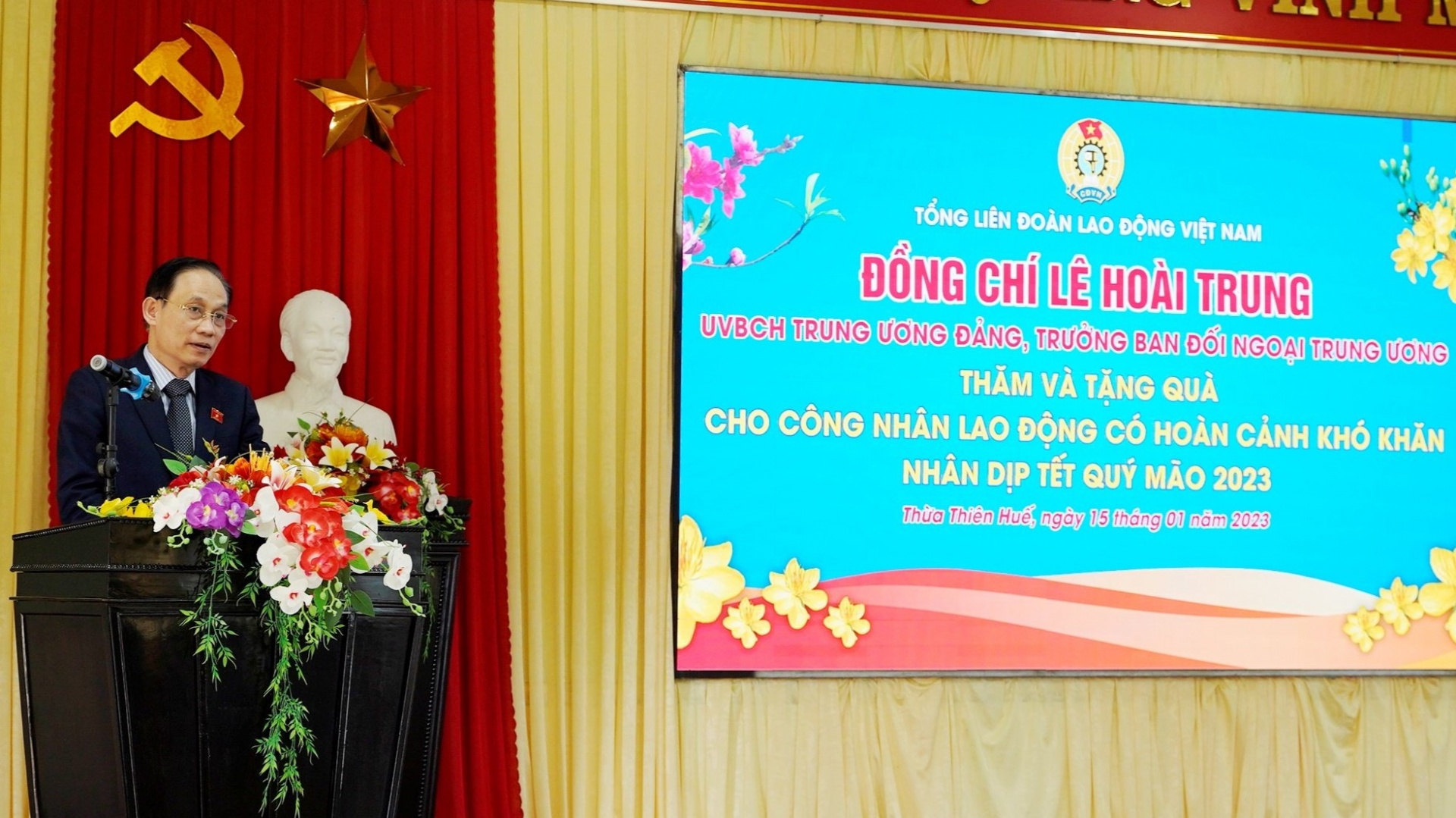 Trưởng ban Đối ngoại Trung ương Lê Hoài Trung thăm, tặng quà Tết cho công nhân lao động