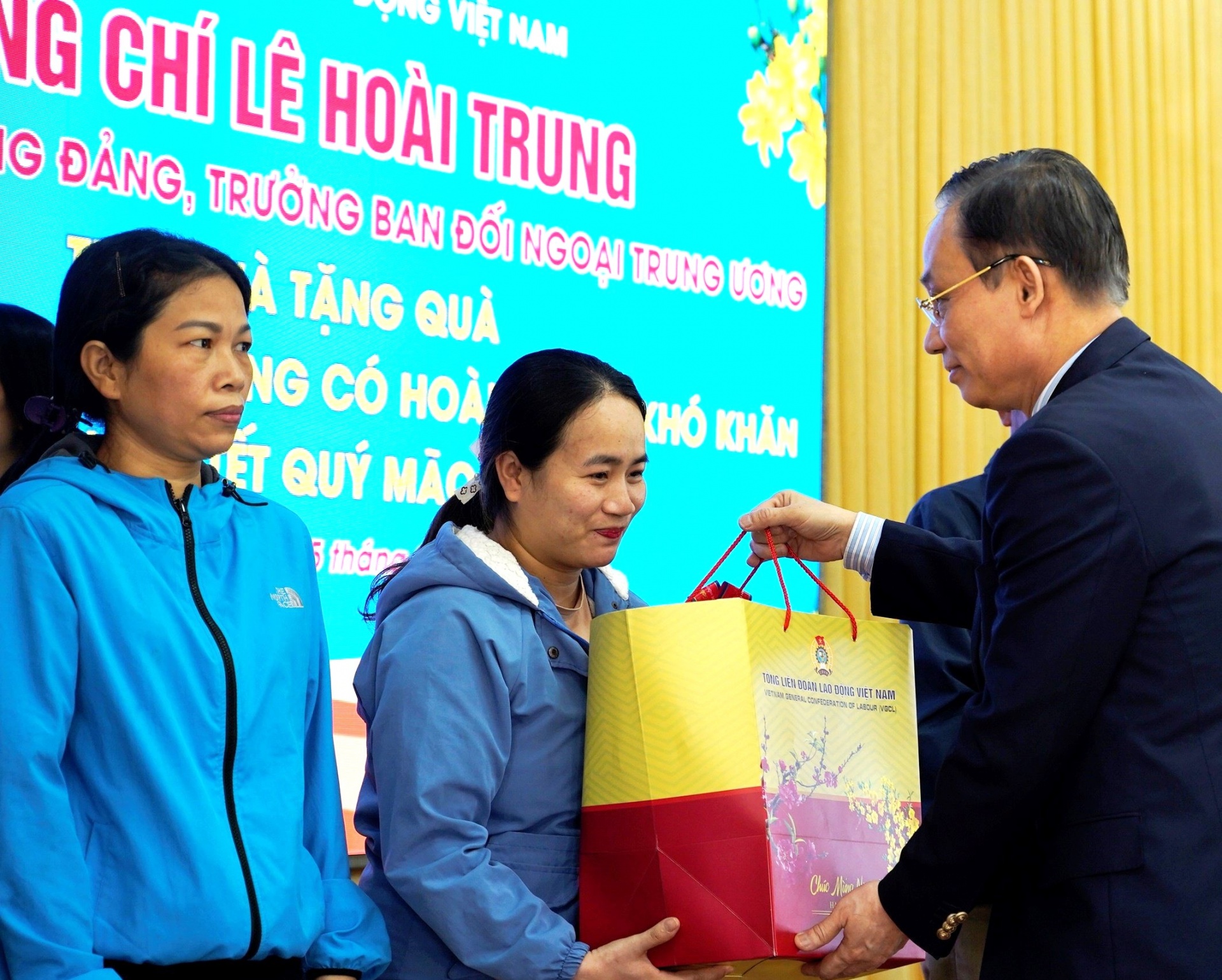 Trưởng ban Đối ngoại Trung ương Lê Hoài Trung thăm, tặng quà Tết cho công nhân lao động