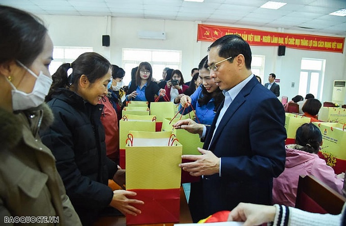 Bộ trưởng Bùi Thanh Sơn thăm, tặng quà Tết người lao động, gia đình chính sách