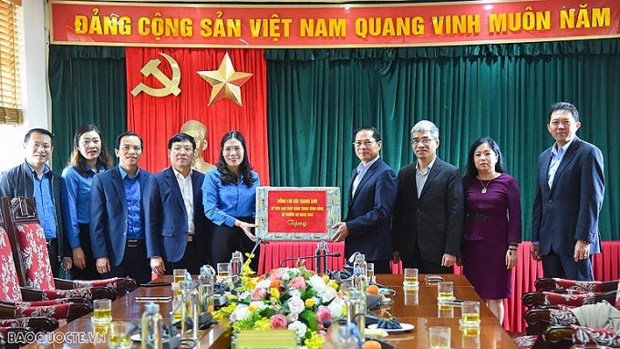 Bộ trưởng Bùi Thanh Sơn thăm, tặng quà Tết người lao động, gia đình chính sách