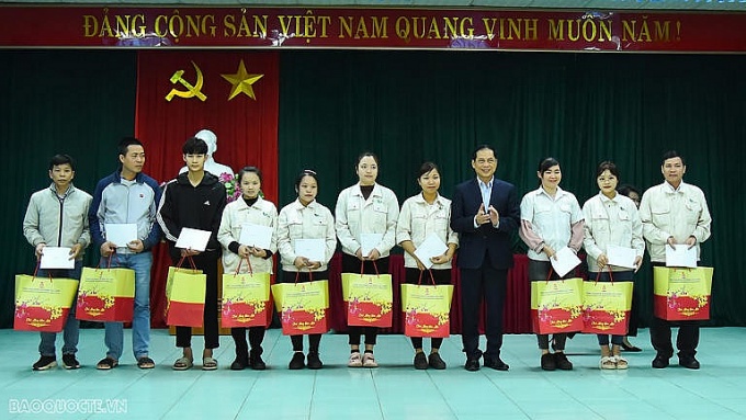 Bộ trưởng Bùi Thanh Sơn thăm, tặng quà Tết người lao động, gia đình chính sách