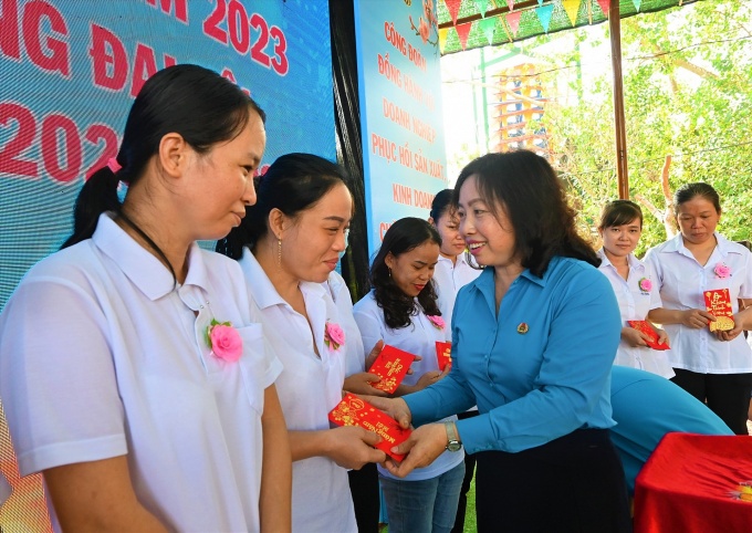 Phó chủ tịch Tổng LĐLĐ Việt Nam Thái Thu Xương trao quà Tết cho công nhân Bến Tre