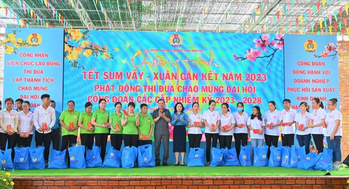 Phó chủ tịch Tổng LĐLĐ Việt Nam Thái Thu Xương trao quà Tết cho công nhân Bến Tre
