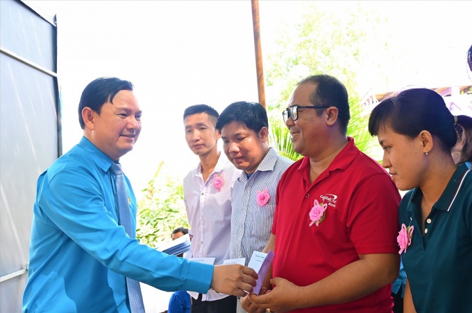 Phó chủ tịch Tổng LĐLĐ Việt Nam Thái Thu Xương trao quà Tết cho công nhân Bến Tre