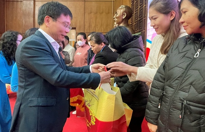 Bộ trưởng Nguyễn Văn Thắng chúc Tết người lao động tại Điện Biên