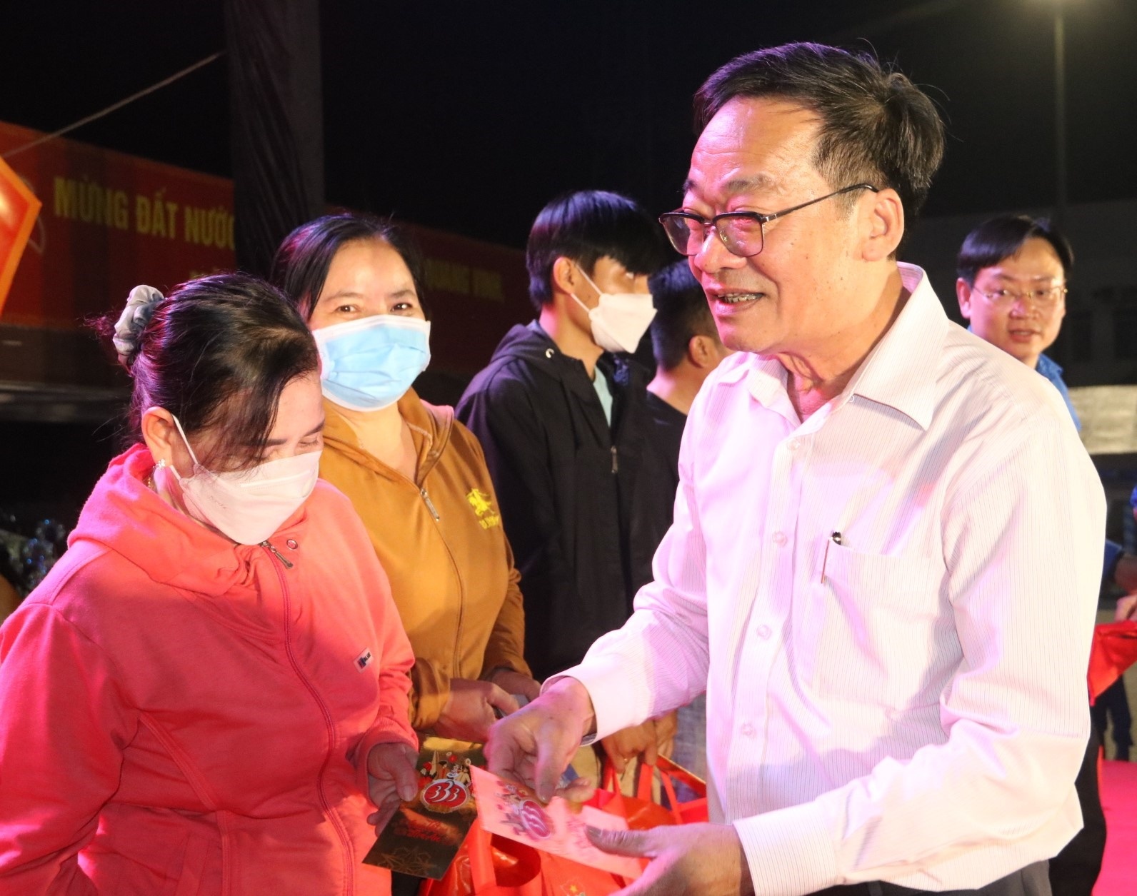 8000 phần quà “Cùng nhau làm nên Tết” đã đến tay người lao động