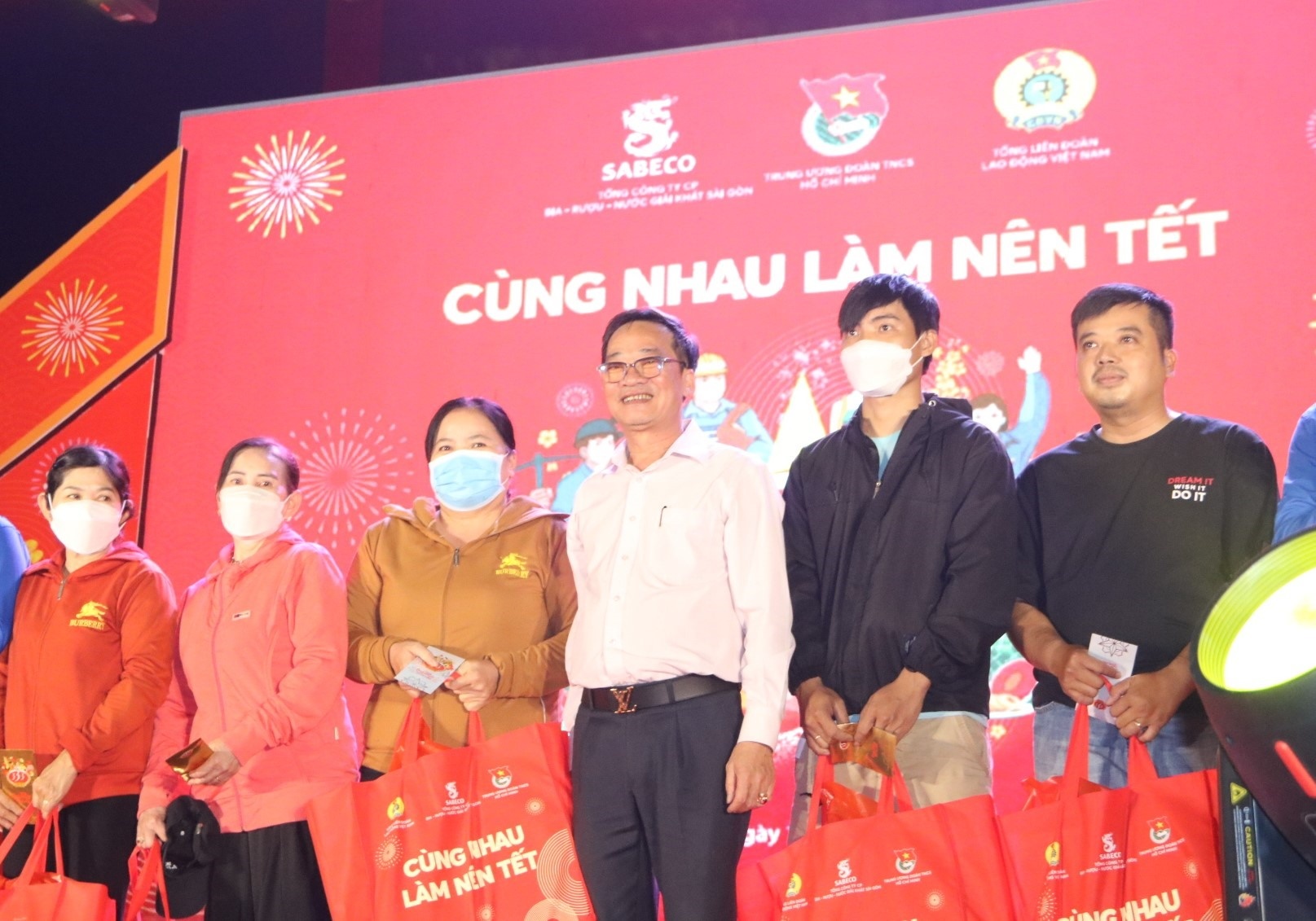 8000 phần quà “Cùng nhau làm nên Tết” đã đến tay người lao động