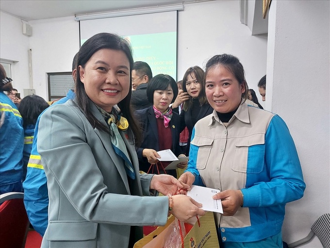 Phó chủ nhiệm Ủy ban Pháp luật của Quốc hội tặng quà Tết công nhân khó khăn ở Hà Nội Phó chủ nhiệm Ủy ban Pháp luật của Quốc hội tặng quà Tết công nhân khó khăn ở Hà Nội