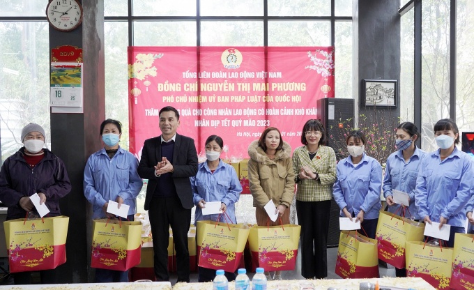 Phó chủ nhiệm Ủy ban Pháp luật của Quốc hội tặng quà Tết công nhân khó khăn ở Hà Nội Phó chủ nhiệm Ủy ban Pháp luật của Quốc hội tặng quà Tết công nhân khó khăn ở Hà Nội