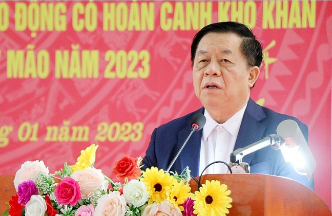 Trưởng Ban Tuyên giáo Trung ương trao quà Tết đến tay người lao động Phú Thọ Trưởng Ban Tuyên giáo Trung ương trao quà Tết đến tay người lao động Phú Thọ