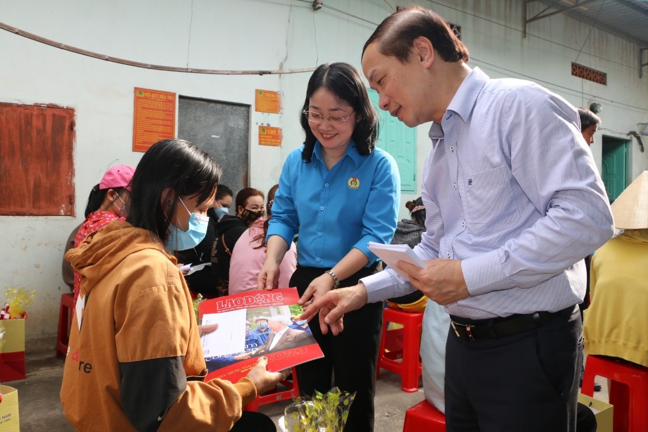 Công đoàn Bình Dương đến tận phòng trọ tặng quà Tết Nguyên đán cho công nhân lao động