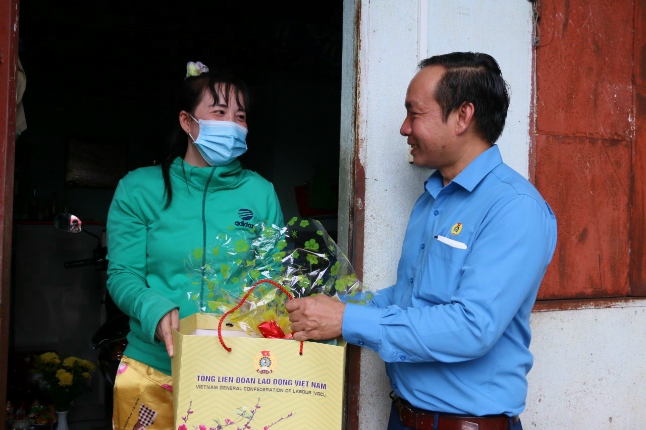 Công đoàn Bình Dương đến tận phòng trọ tặng quà Tết Nguyên đán cho công nhân lao động