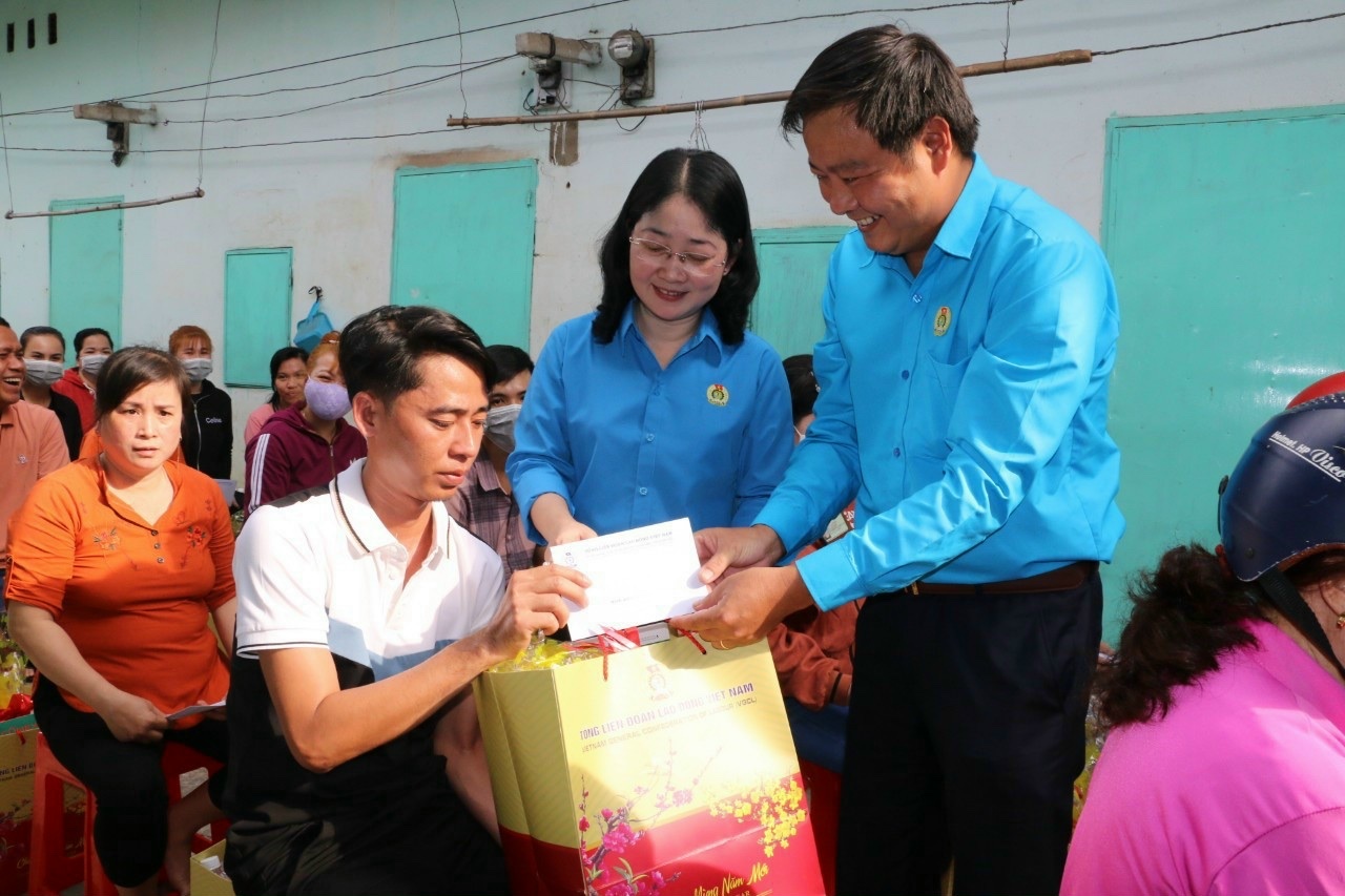 Công đoàn Bình Dương đến tận phòng trọ tặng quà Tết Nguyên đán cho công nhân lao động