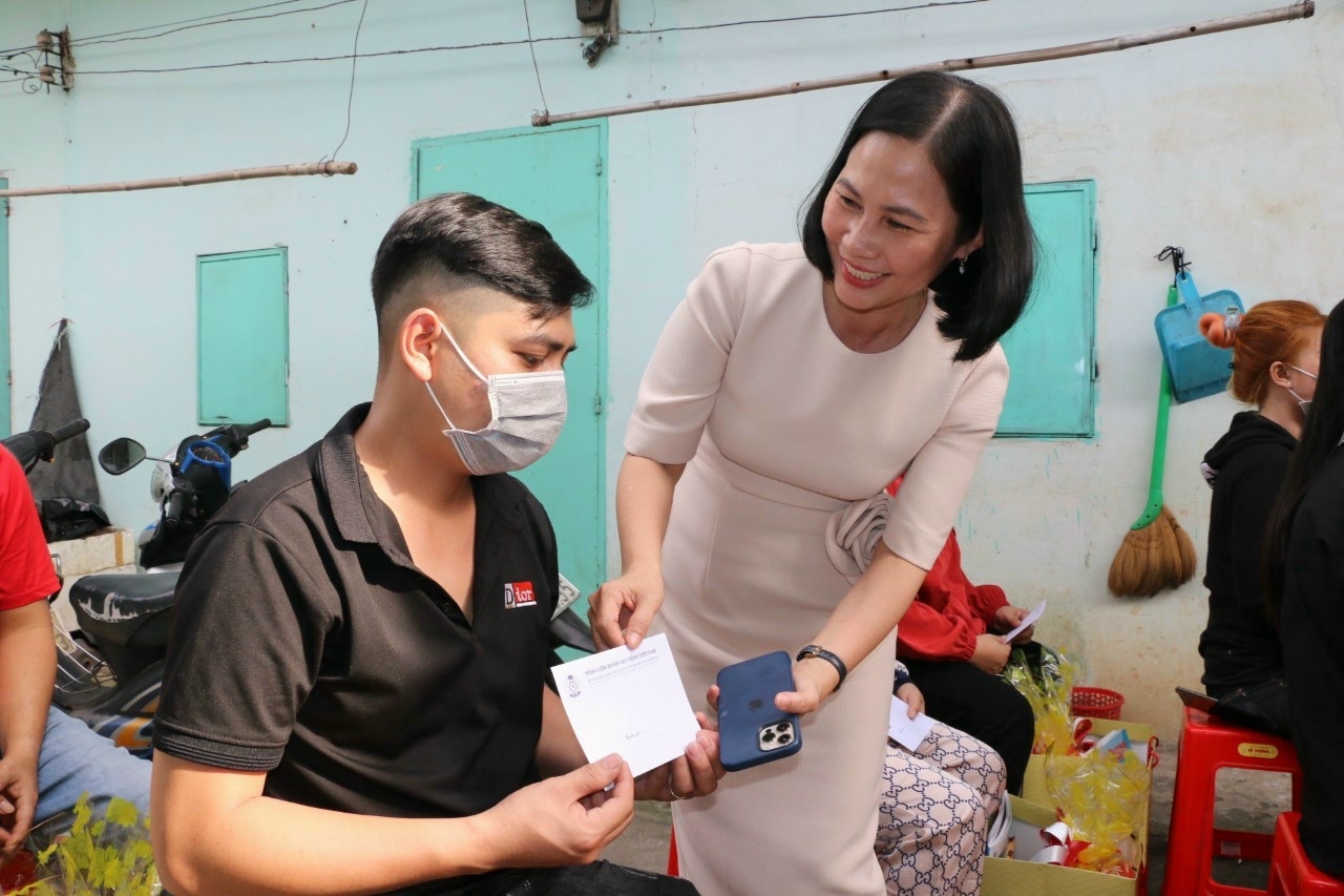 Công đoàn Bình Dương đến tận phòng trọ tặng quà Tết Nguyên đán cho công nhân lao động