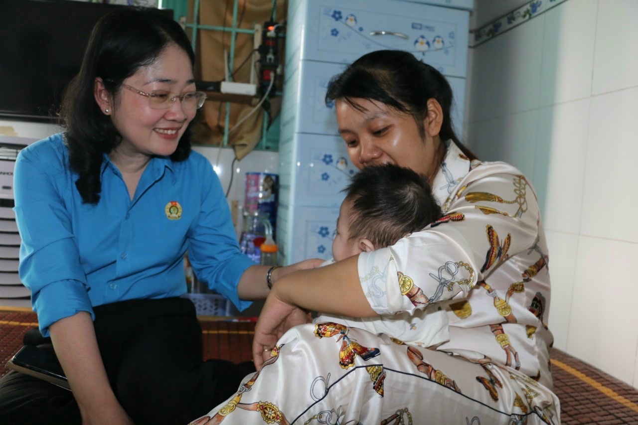 Công đoàn Bình Dương đến tận phòng trọ tặng quà Tết Nguyên đán cho công nhân lao động
