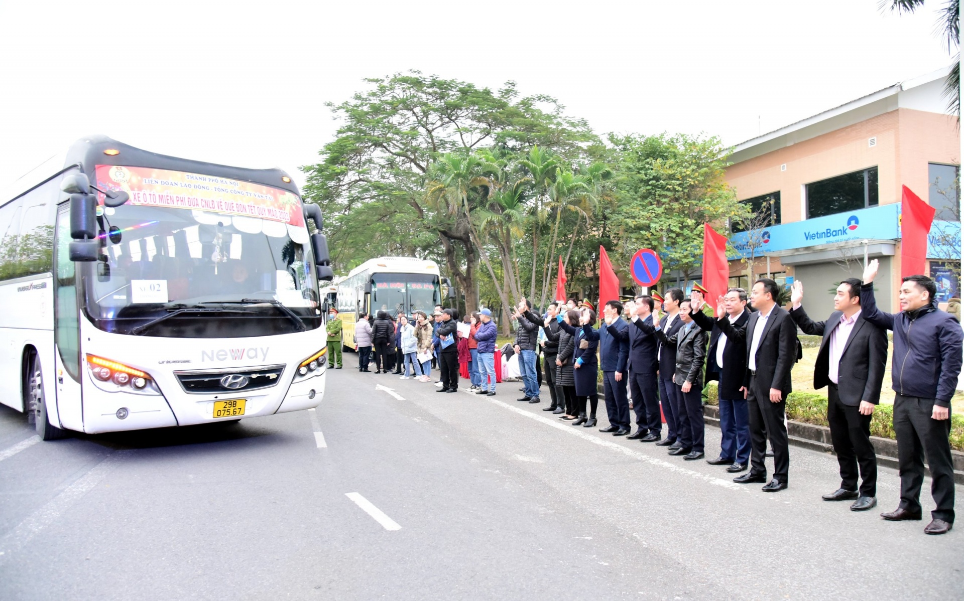 Xe Công đoàn đưa công nhân về quê ăn Tết:  “Hồi hộp không ngủ được vì… lo chậm chuyến”