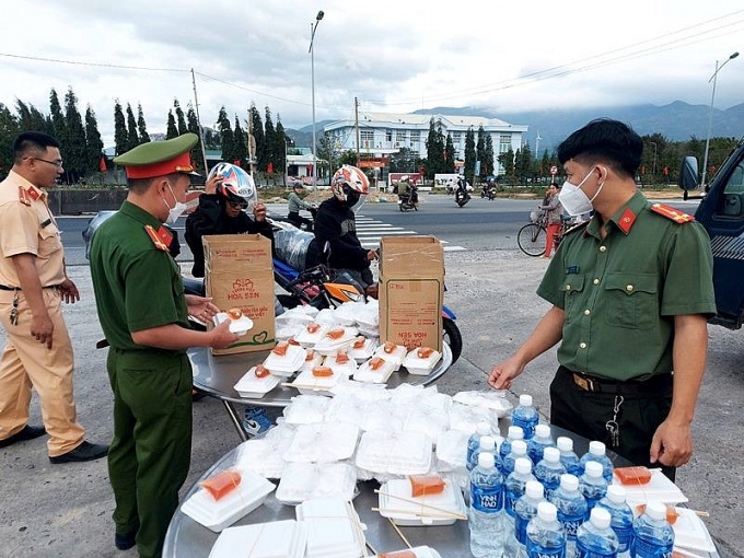 Các địa phương hỗ trợ người lao động trên đường về quê đón tết Nguyên đán