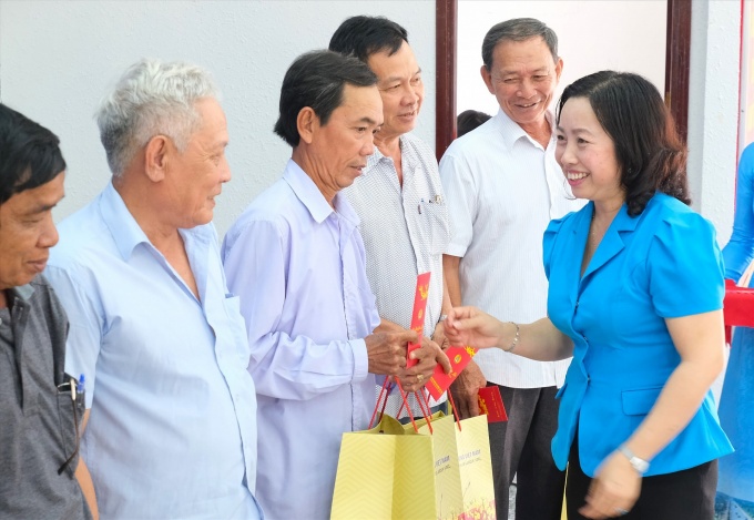 Phó chủ tịch Tổng LĐLĐ Việt Nam - Thái Thu Xương tặng quà người lao động Hậu Giang Phó chủ tịch Tổng LĐLĐ Việt Nam - Thái Thu Xương tặng quà người lao động Hậu Giang