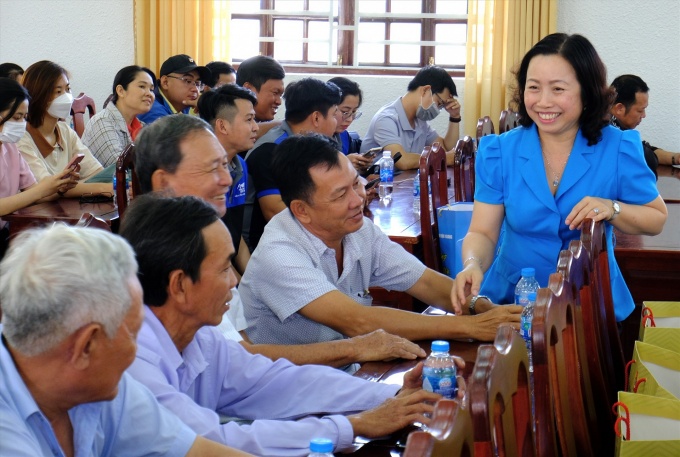 Phó chủ tịch Tổng LĐLĐ Việt Nam - Thái Thu Xương tặng quà người lao động Hậu Giang Phó chủ tịch Tổng LĐLĐ Việt Nam - Thái Thu Xương tặng quà người lao động Hậu Giang