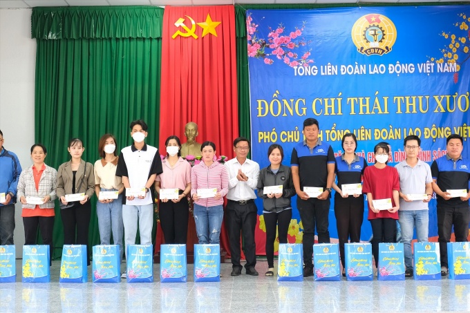 Phó chủ tịch Tổng LĐLĐ Việt Nam - Thái Thu Xương tặng quà người lao động Hậu Giang Phó chủ tịch Tổng LĐLĐ Việt Nam - Thái Thu Xương tặng quà người lao động Hậu Giang