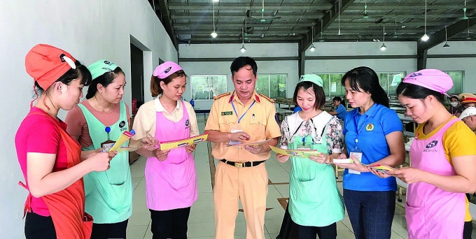 Bảo đảm an toàn giao thông ngày Tết cho công nhân, lao động