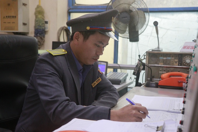 Những người đón Tết trên sân ga Những người đón Tết trên sân ga