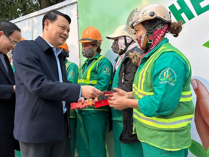 Chủ tịch UBND tỉnh Thái Nguyên thăm, động viên công nhân lao động làm việc xuyên Tết