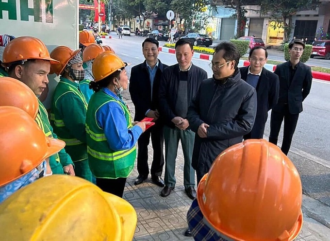 Chủ tịch UBND tỉnh Thái Nguyên thăm, động viên công nhân lao động làm việc xuyên Tết