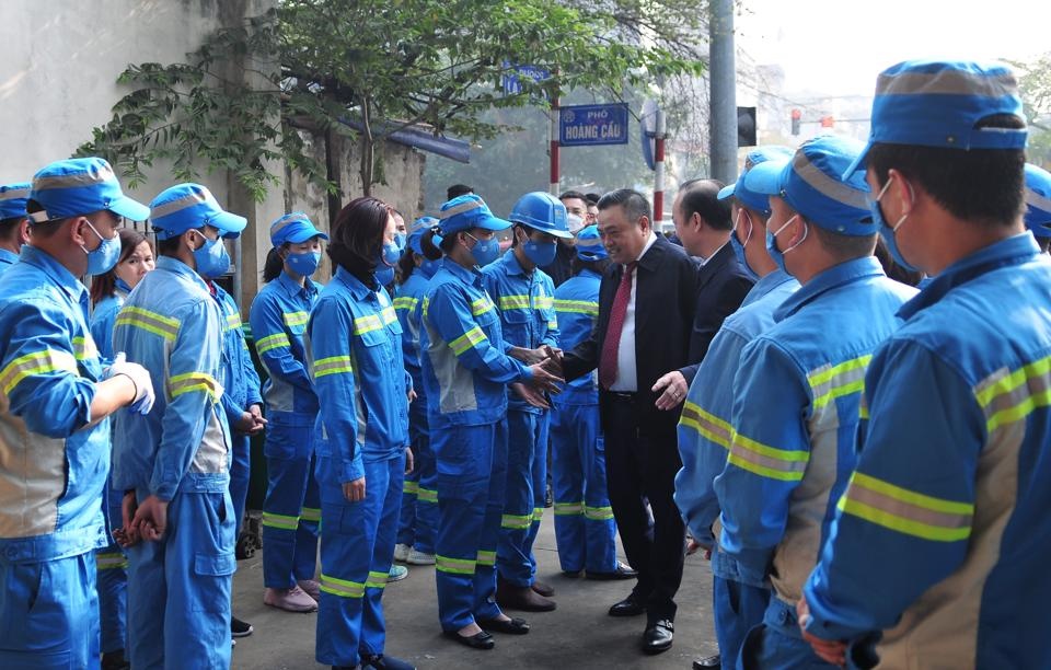 Chủ tịch Hà Nội động viên công nhân vệ sinh môi trường trong ngày cuối cùng của năm