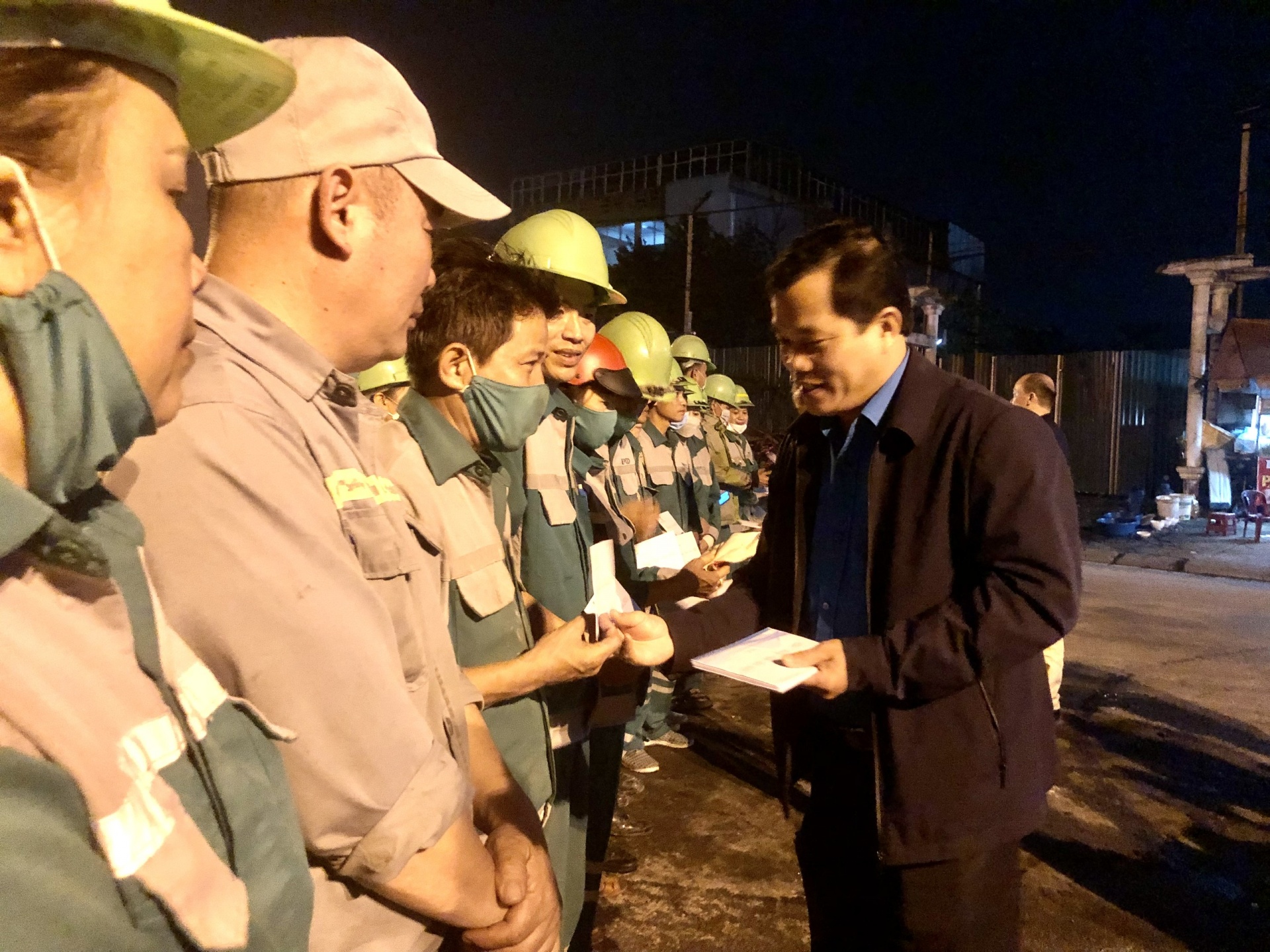 LĐLĐ tỉnh Thừa Thiên Huế thăm, tặng quà cho công nhân lao động làm việc đêm giao thừa LĐLĐ tỉnh Thừa Thiên Huế thăm, tặng quà cho công nhân lao động làm việc đêm giao thừa